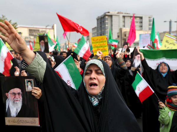 Demonstrantinnen in Teheran bei einer von den Behörden organisierten Kundgebung mit dem Ziel, die gewalttätigen Proteste zu verurteilen. 