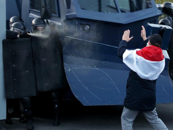 Sicherheitskräfte in Minsk setzen am 25. Oktober 2020 Tränengas gegen einen Demonstranten ein.