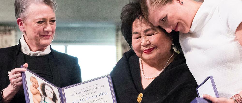 Die Vorsitzende des Nobelpreiskomitees Berit Reiss-Andersen (v.l.n.r.) übergibt den Preis an die Hiroshima-Überlebende Setsuko Thurlow und Ican-Direktorin Beatrice Fihn. 