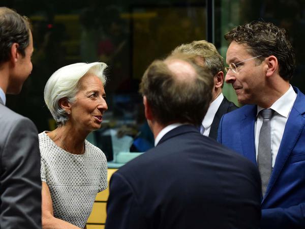 Mitglieder der Eurogruppe, IWF-Chefin Christine Lagarde und der Präsident der Eurogruppe Jeroen Dijsselbloem (r) am Samstag in Brüssel. 