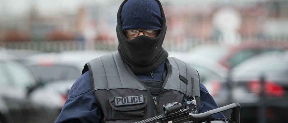 Ein französischer Polizist vor dem Flughafen Orly in Paris.