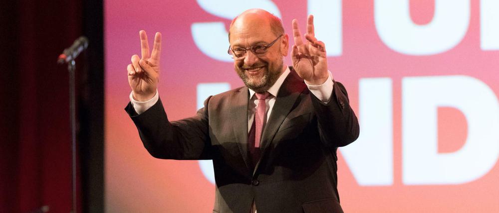 Begeisterung auf beiden Seiten: Martin Schulz (SPD) bei der Wahlkampfveranstaltung im niedersächsischen Cuxhaven.