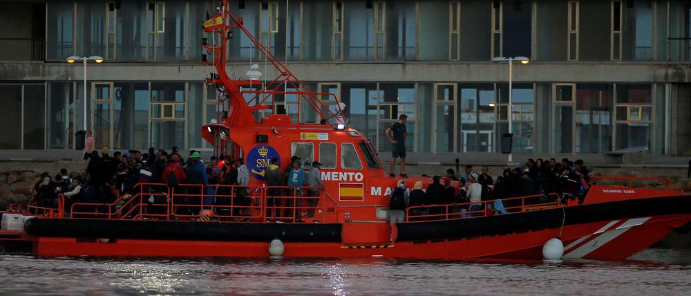 Ein Rettungsschiff bringt Bootsflüchtlinge in den Hafen von Barbate in Südspanien. 