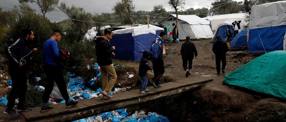 Menschenunwürdige Zustände: Migranten auf der griechischen Insel Lesbos