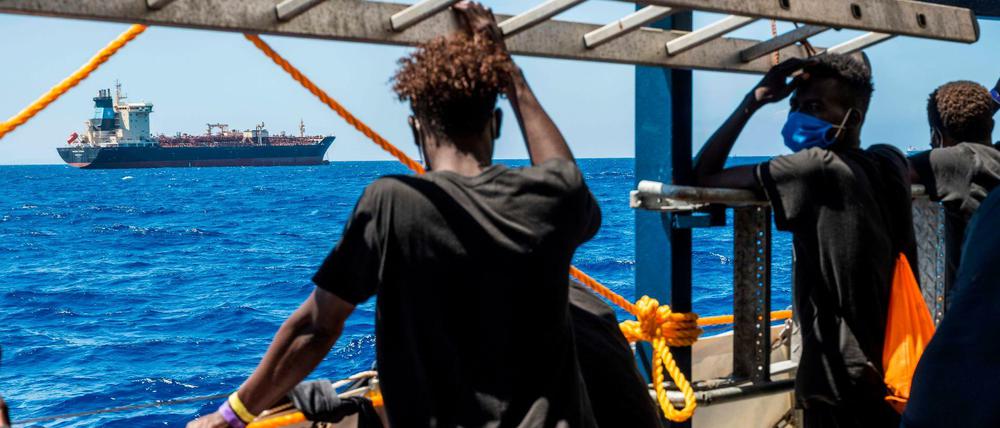 Vor der Küste von Malta. Flüchtlinge an Bord eines Schiffes der Rettungsorganisation Sea-Watch.
