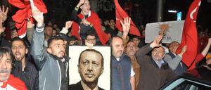 Pro-Erdogan: Schon während des Umsturzversuches demonstrieren Anhänger des türkischen Präsidenten.