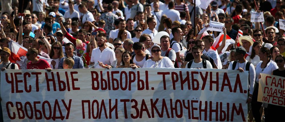 Etwa 100.000 Menschen sollen sich an der Demonstration in Minsk beteiligt haben.