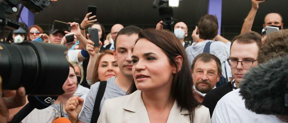 Svetlana Tikhanovskaya nach der Stimmangabe bei der Wahl am Sonntag