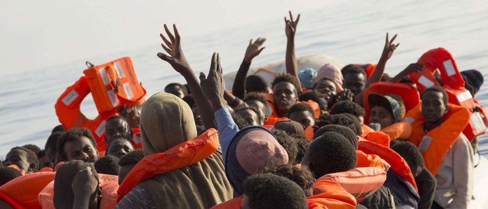 Mitarbeiter der Hilfsorganisation "Mission Lifeline" holen im Juni im internationalen Gewässer vor der libyschen Küste Flüchtlinge in ein Schlauchboot.
