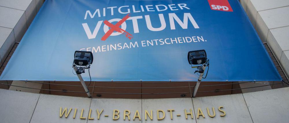 Ein Plakat mit der Aufschrift "Mitgliedervotum - Gemeinsam Entscheiden" hängt an der Front der SPD-Parteizentrale, dem Willy-Brandt-Haus.