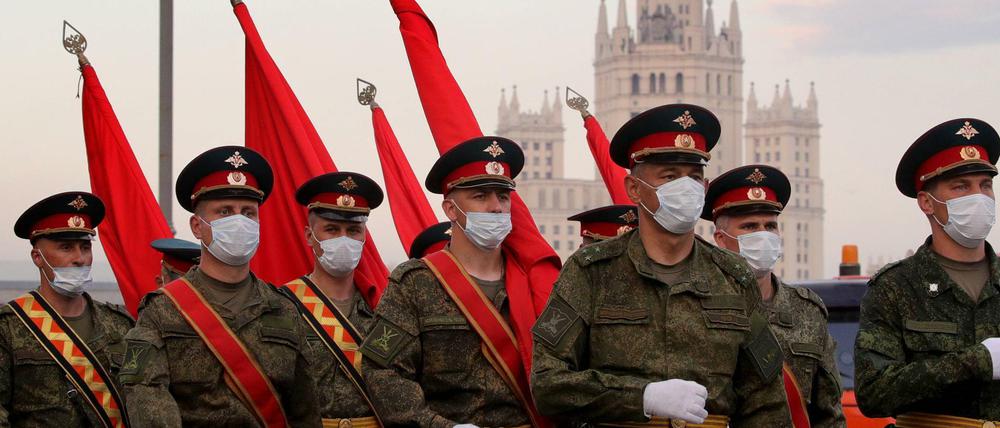 Der Kreml will mit dem feierlichen Militäraufmarsch für eine patriotische und optimistische Stimmung vor dem Referendum sorgen.