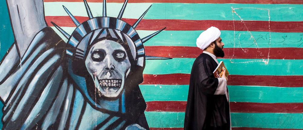 Der Iran und die USA sind seit Jahrzehnten Erzfeinde. Vor allem unter Donald Trump verschlechterten sich die Beziehungen noch einmal drastisch.