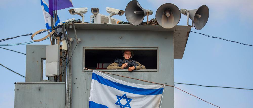 Ein israelischer Soldat hält am Kontrollpunkt Tapuach im Westjordanland Wache.
