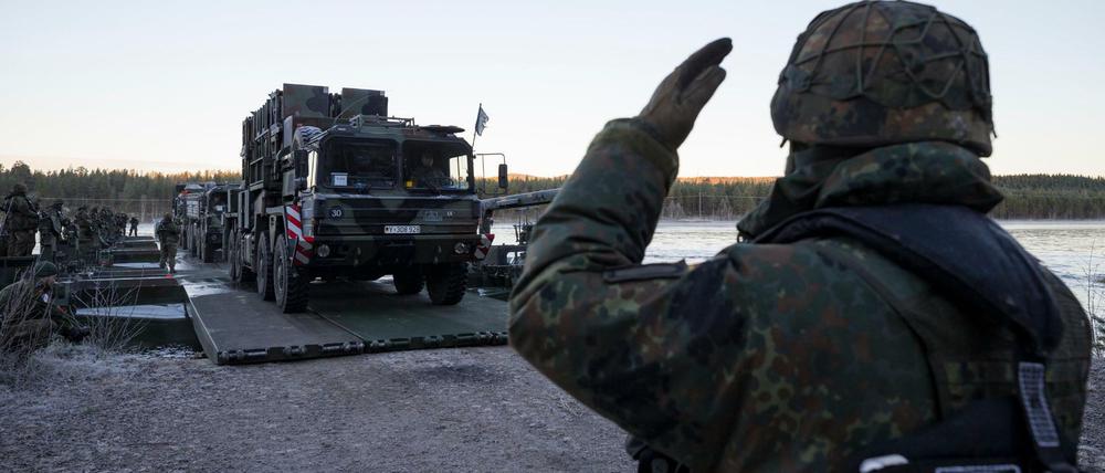 Fahrzeuge einer Patriot-Kampfstaffel verlassen ein Amphibienfahrzeug der Bundeswehr.