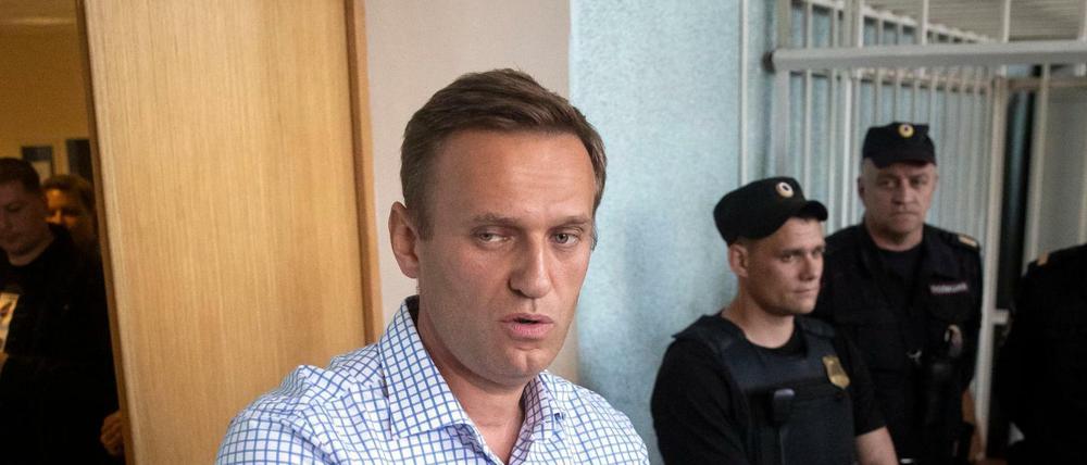 Alexej Nawalny (l), Oppositionspolitiker von Russland, steht vor einer Anhörung in einem Gericht. 