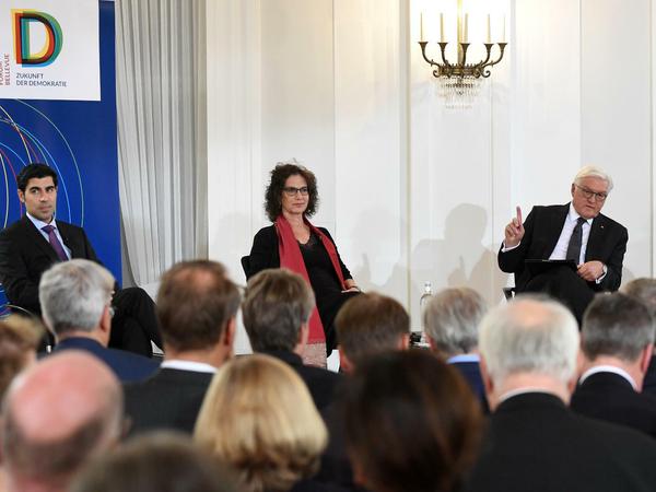 Parag Khanna (links) bei einer Veranstaltung zur Zukunft des Westens mit der Philosophin Susan Neiman und Bundespräsident Frank-Walter Steinmeier
