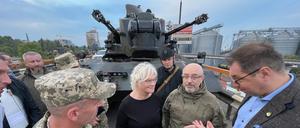  Verteidigungsministerin Christine Lambrecht (SPD, M) besichtigt mit ihrem ukrainischen Amtskollegen Olexij Resnikow (2.v.r) im Getreidehafen von Odessa einen ursprünglich aus Deutschland stammenden Flugabwehrpanzer vom Typ Gepard.