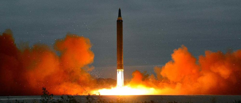Die von der Regierung Nordkoreas am 30.08.2017 verbreitete Aufnahme soll den Start einer ballistischen Mittelstreckenrakete des Typs «Hwasong-12» am 29.08.2017 in Pjöngjang, Nordkorea, zeigen.