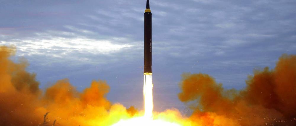 Die von der Regierung Nordkoreas am Mittwoch verbreitete Aufnahme soll den Start einer ballistischen Mittelstreckenrakete des Typs "Hwasong-12" am 29.08.2017 in Pjöngjang, Nordkorea, zeigen.