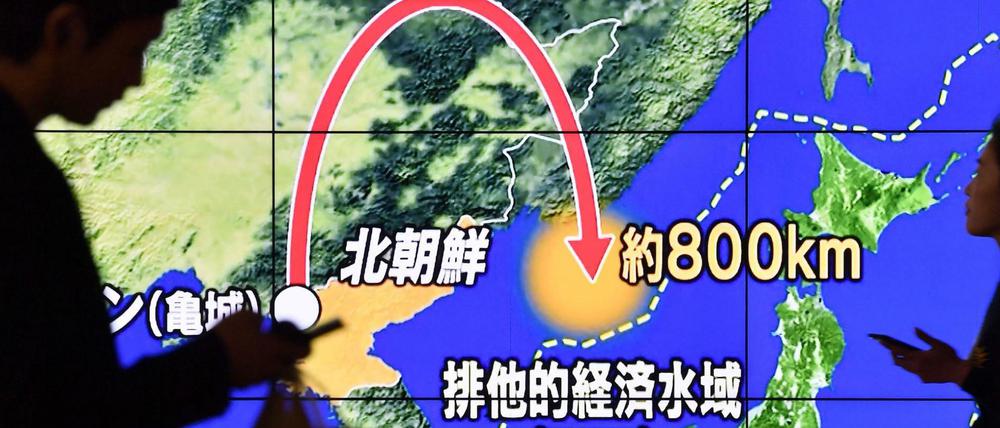 Ein TV-Gerät in Japan zeigt Nachrichten über einen Raketentest Nordkoreas (hier vom 14. Mai 2017)