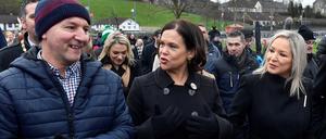 Die Vizechefin der republikanischen Partei Nordirlands, Michelle O'Neill (R.), pocht auf eine Wiedervereinigung mit Irland.