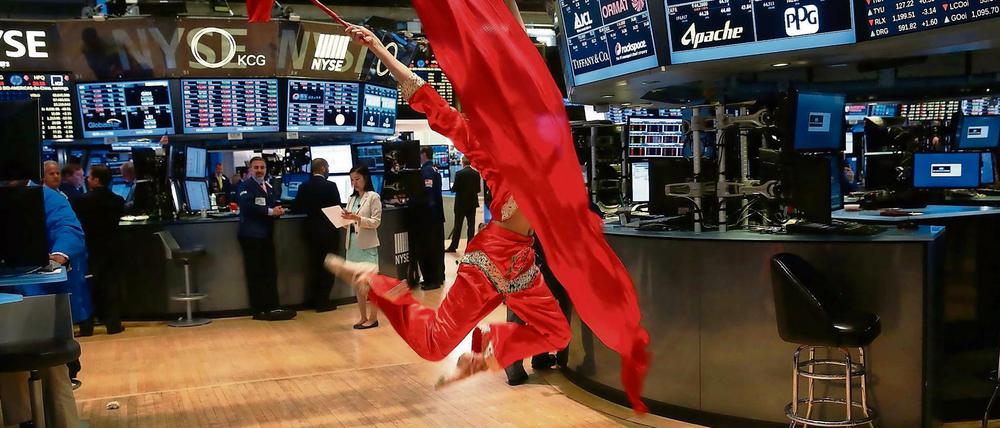 Die bösen Geister vertreiben. Eine Artistin aus China schwingt sich durch die New Yorker Börse. Pekings Führung, von Aberglaube gepeinigt, will die internationalen Finanzmärkte erobern und kämpft mit den Tücken des freien Marktes.