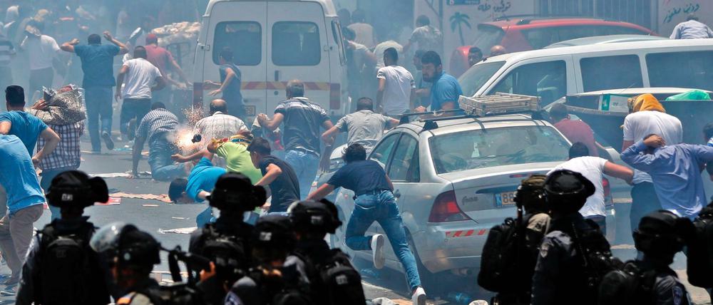 In der Altstadt Jerusalems setzt die israelische Polizei Tränengas ein.