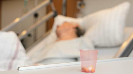 Schmerzstillende Medikamente am Patientenbett auf einer Palliativstation in einem deutschen Krankenhaus.