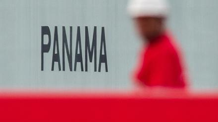 Der Schriftzug „Panama“ an einem Containerschiff. Das Land gilt weiterhin als internationale Steueroase.
