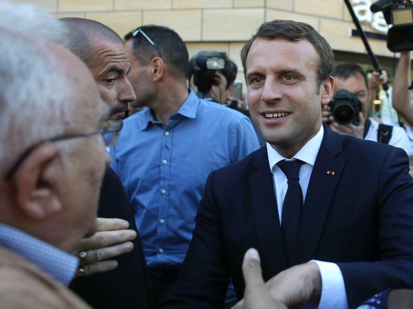 Der französische Präsident Emanuel Macron begrüßt am 10.06.2017 in Le Touquet (Frankreich) seine Anhänger.
