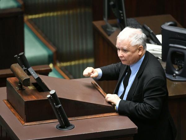 PiS-Chef Jaroslaw Kaczynski stürmte außer der Reihe ans Rednerpult.