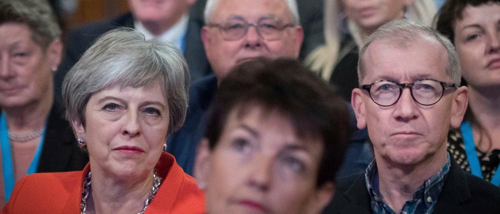 Theresa May (l), Premierministerin von Großbritannien, sitzt neben ihrem Ehemann Philip (r) beim Parteitag der Konservativen.
