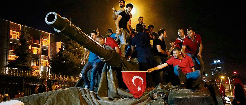 Auf die Straßen: Zehntausende Türken stellten sich den putschenden Militärs in den Weg, auch Panzer konnten sie nicht abschrecken.