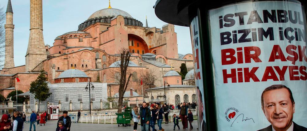 Wahlplakat des türkischen Präsidenten Erdogan vor der Hagia Sophia, die der Autokrat wieder in eine Moschee umwandeln will.