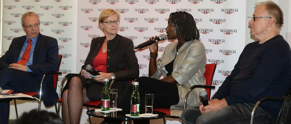 Günther Taube, Moderatorin Ulrike Scheffer, Auma Obama und Manfred Liebel diskutieren über Kinderarbeit.