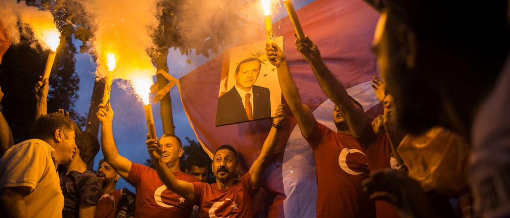 Anhänger des türkischen Präsidenten Erdogan jubeln nach der Verkündung der vorläufigen Wahlergebnisse auf den Straßen Ankaras. der türkischen Hauptstadt vor dem Sitz der regierenden AKP-Partei. 