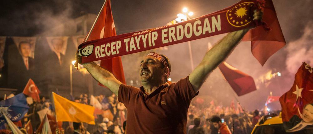 Anhänger Erdogans jubeln nach der Verkündung der vorläufigen Wahlergebnisse in Istanbul.
