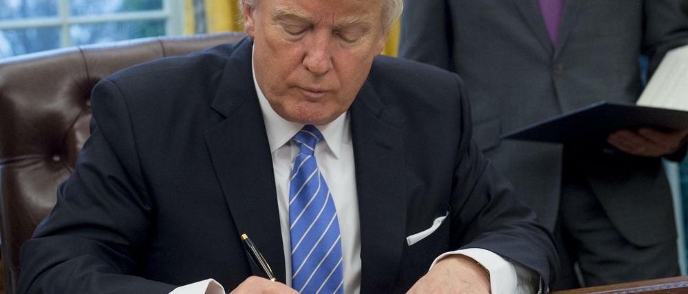 Gut im Kaputtmachen: US-Präsident Donald Trump zieht die USA aus dem TPP-Freihandelsvertrag heraus.