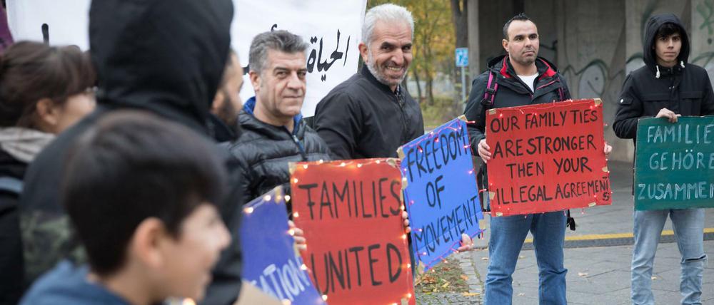An die 40 größtenteils aus Syrien stammende Flüchtlinge protestieren vor dem Bundesinnenministerium in Berlin für Familienzusammenführungen. 