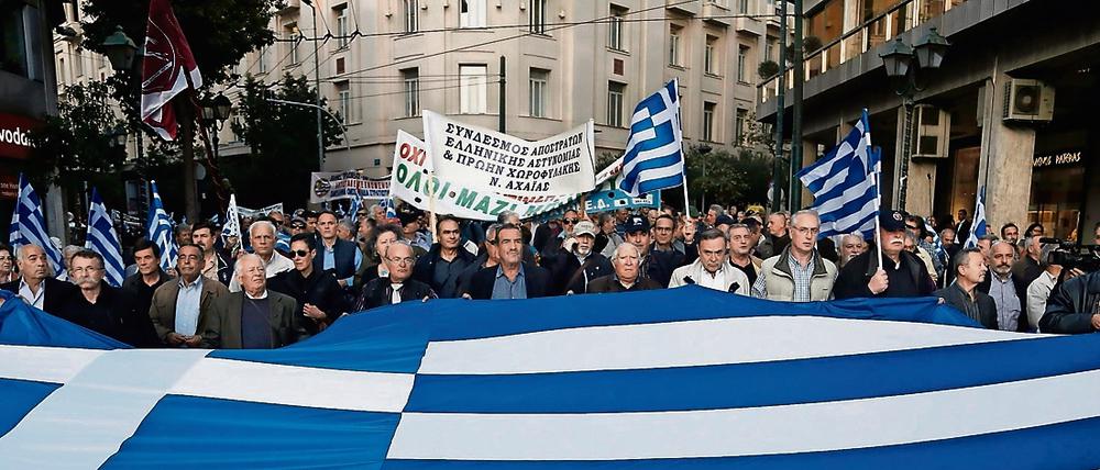 Mit einem Generalstreik und anhaltenden Protesten demonstrieren die Griechen gegen weitere Einschnitte.