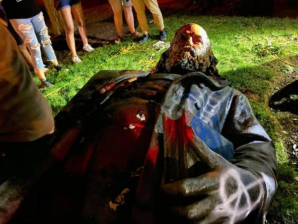 Die Statue des Konföderierten-Generals Albert Pike wurde von Demonstranten gestürzt. 