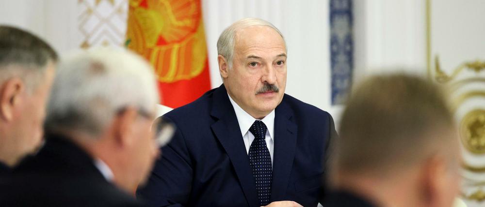 Alexander Lukaschenko bei einem Treffen mit Beamten. 
