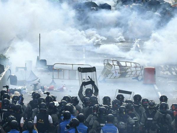 Konfrontation in Hongkong: Demonstranten und Polizei am 70. Jahrestag der Volksrepublik China