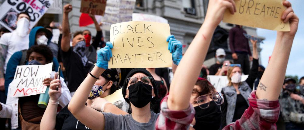 Demonstranten in Washington protestieren gegen die Polizeigewalt, die den Afro-Amerikaner George Floyd das Leben gekostet hat. 