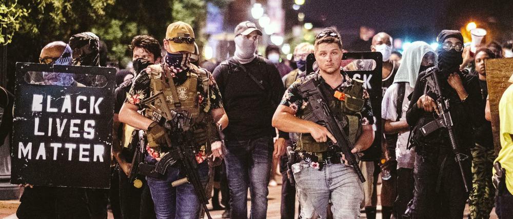 Demonstranten bringen Gewehre zu den Protesten in Richmond mit. 