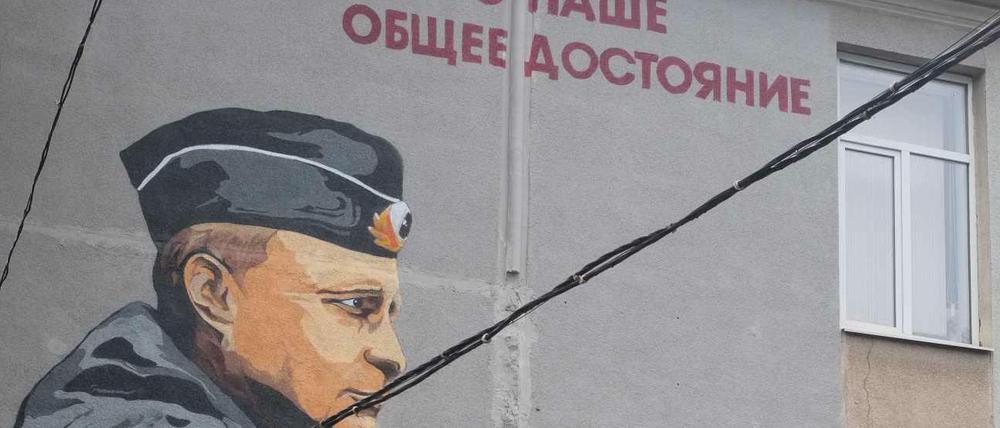 Während im Wedding Boateng als Graffiti an einer Häuserwand prangt, ist es auf der Krim (Präsident) Putin. 
