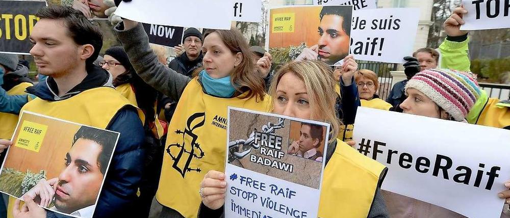 Demonstranten protestieren vor der saudi-arabischen Botschaft in Wien gegen die gewaltsame Bestrafung des Bloggers Raif Badawi.