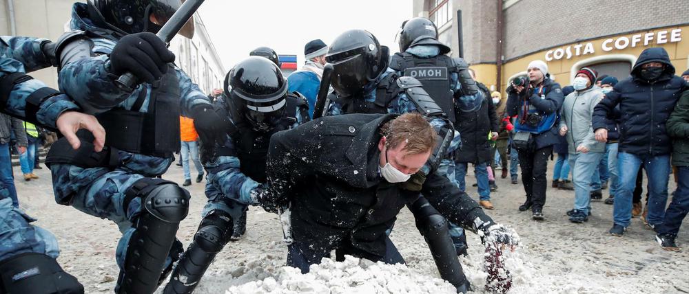 Proteste in Moskau: Polizisten im Einsatz gegen einen Demonstranten 