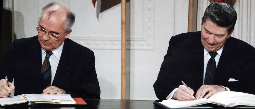 US-Präsident Ronald Reagan (rechts) und der sowjetische Staats- und Parteichef Michail Gorbatschow unterzeichneten 1987 den INF-Vertrag. 