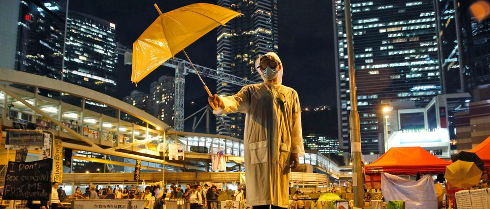 Vor vier Jahren: Ein Demonstrant hält einen Regenschirm vor dem Regierungssitz in Hongkong.